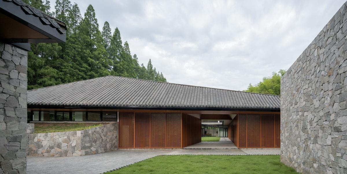 调整大小 11主体建筑侧面出入口.jpg