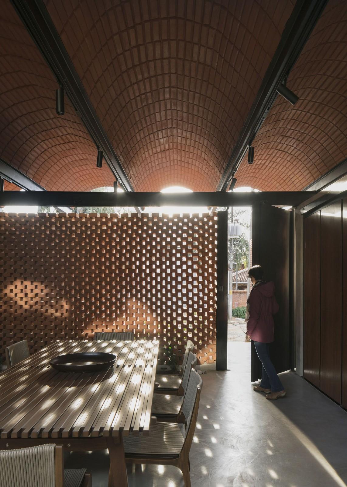 手工压制砖与木材构筑而成的自宅 / Equipo de Arquitectura