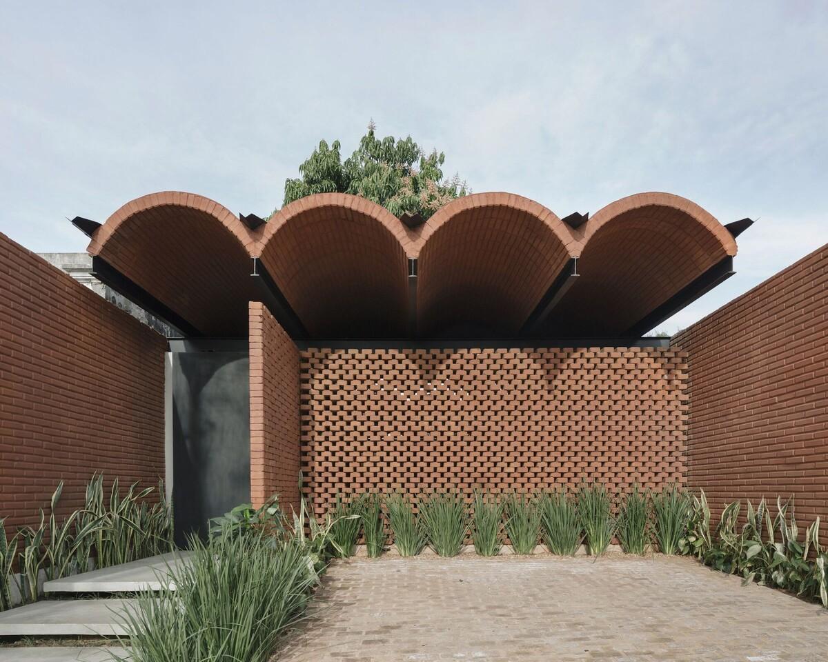 手工压制砖与木材构筑而成的自宅 / Equipo de Arquitectura
