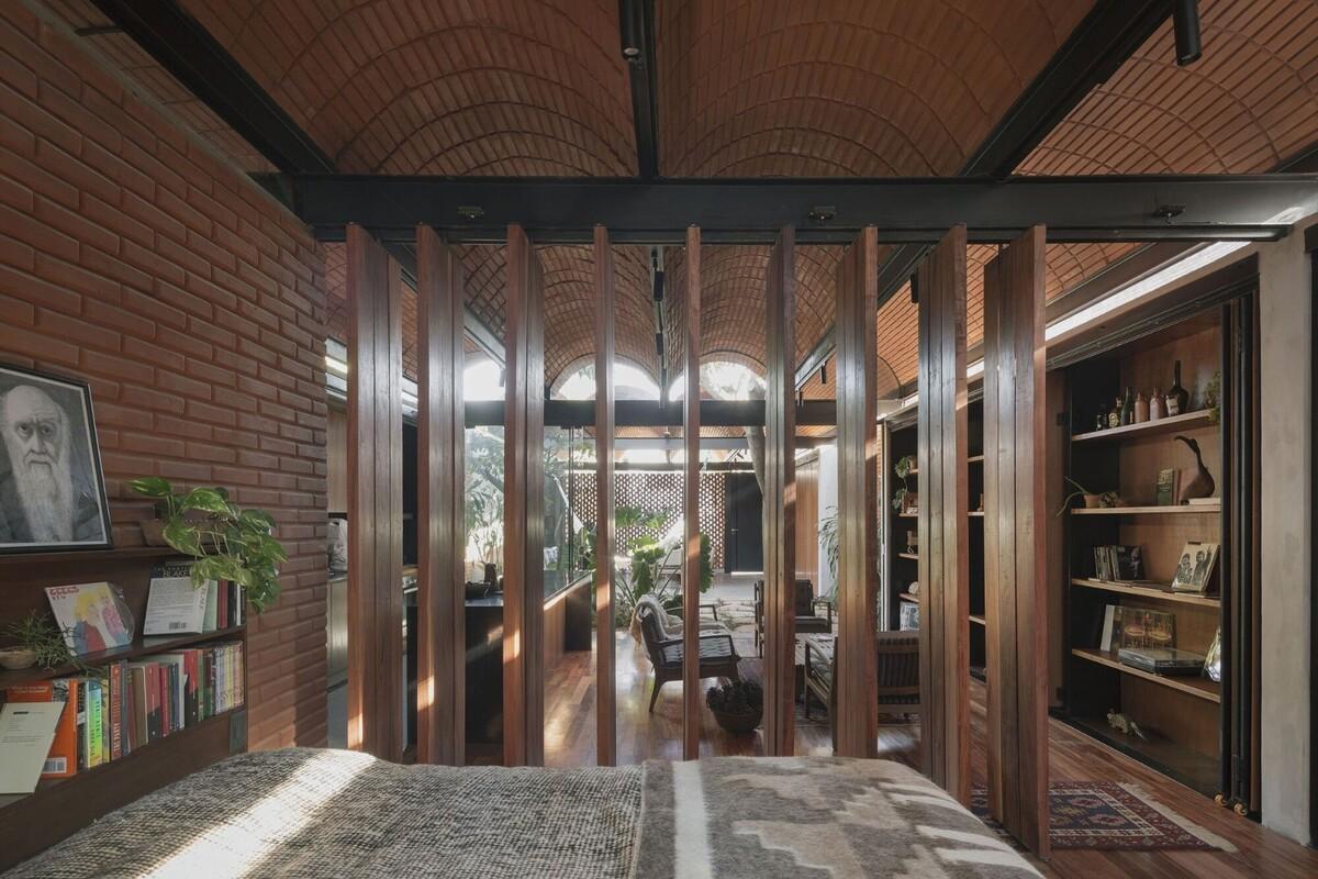 手工压制砖与木材构筑而成的自宅 / Equipo de Arquitectura