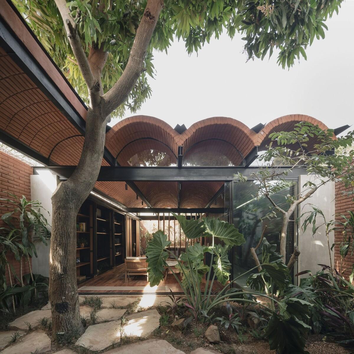 手工压制砖与木材构筑而成的自宅 / Equipo de Arquitectura