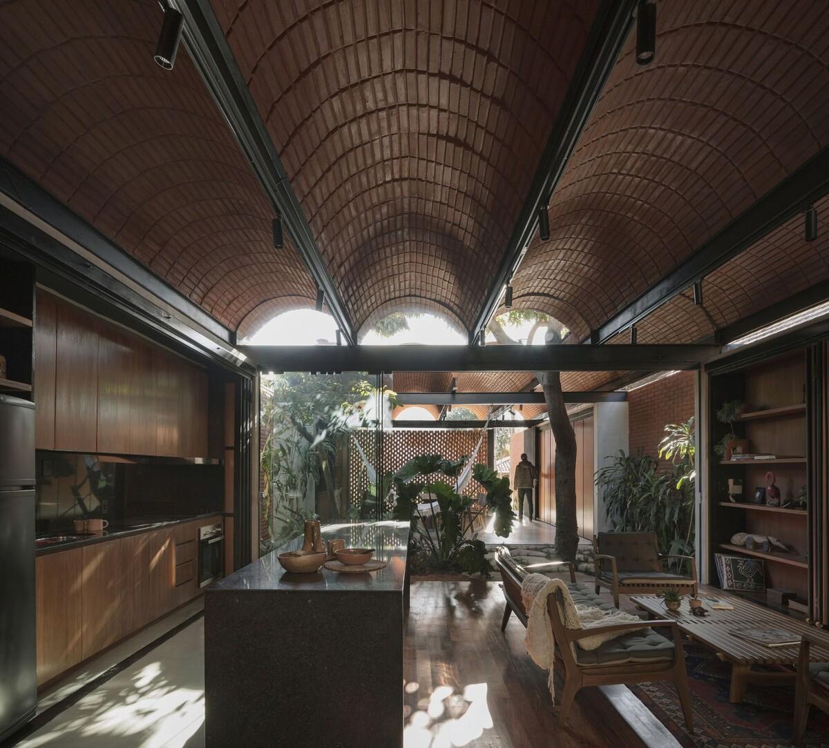 手工压制砖与木材构筑而成的自宅 / Equipo de Arquitectura