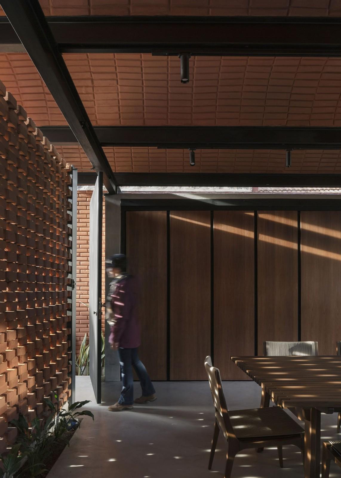 手工压制砖与木材构筑而成的自宅 / Equipo de Arquitectura