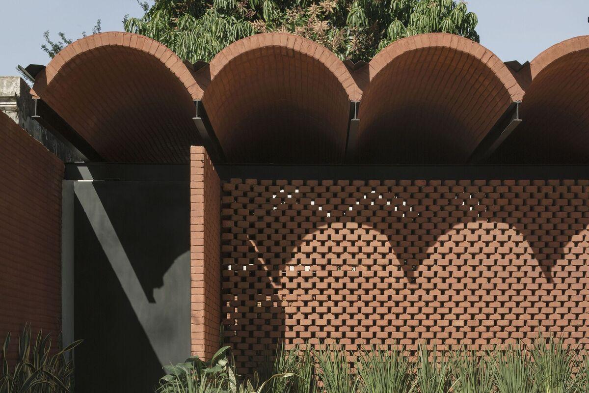 手工压制砖与木材构筑而成的自宅 / Equipo de Arquitectura