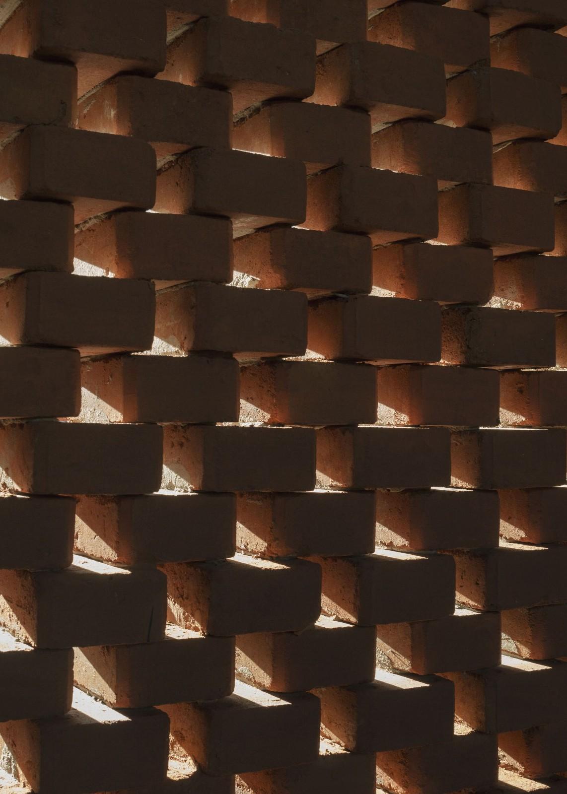 手工压制砖与木材构筑而成的自宅 / Equipo de Arquitectura