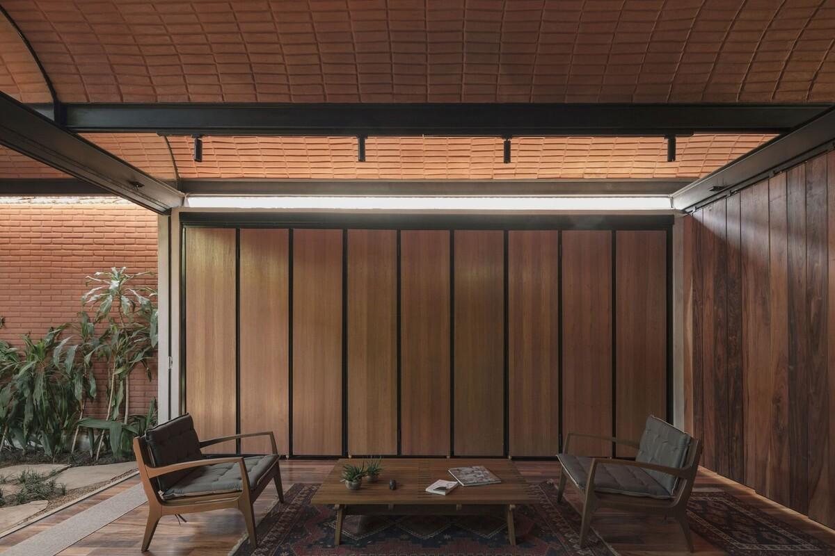 手工压制砖与木材构筑而成的自宅 / Equipo de Arquitectura
