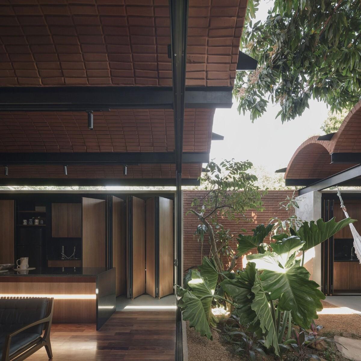 手工压制砖与木材构筑而成的自宅 / Equipo de Arquitectura