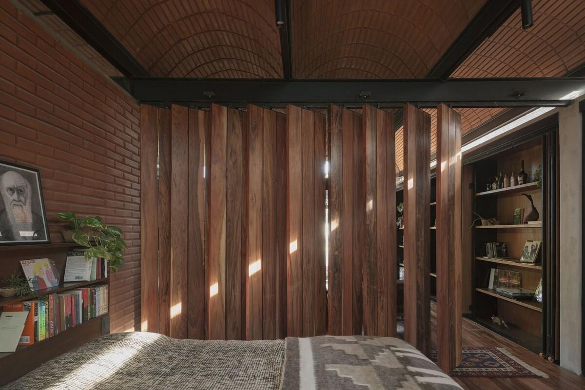 手工压制砖与木材构筑而成的自宅 / Equipo de Arquitectura