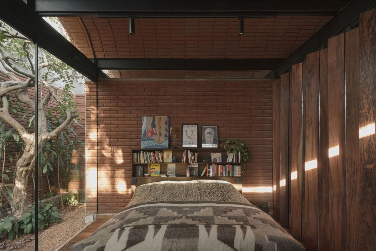 手工压制砖与木材构筑而成的自宅 / Equipo de Arquitectura