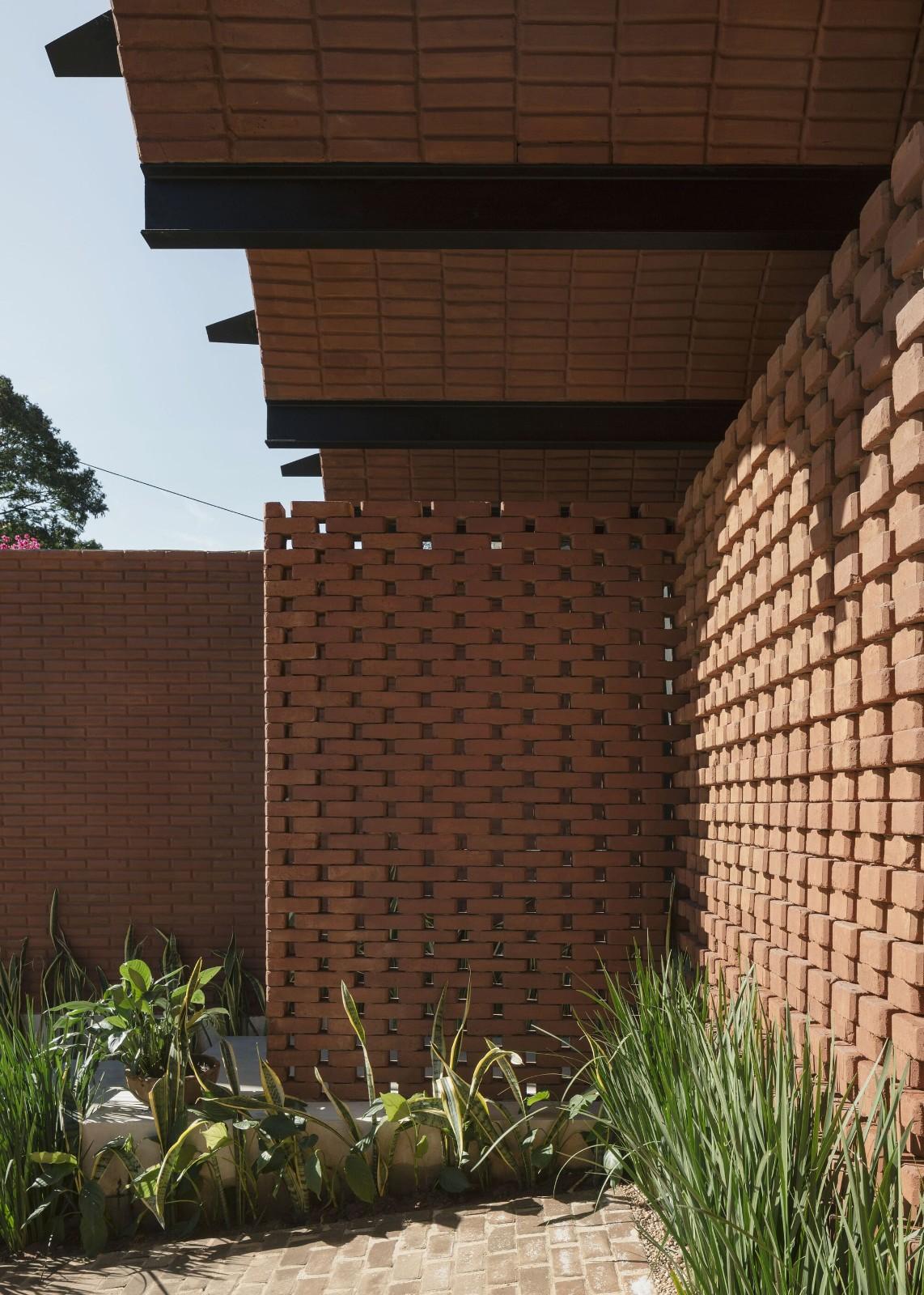 手工压制砖与木材构筑而成的自宅 / Equipo de Arquitectura