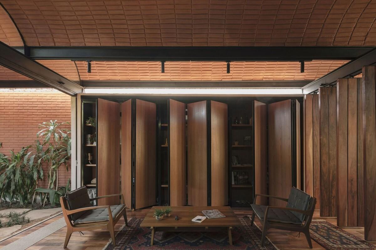 手工压制砖与木材构筑而成的自宅 / Equipo de Arquitectura