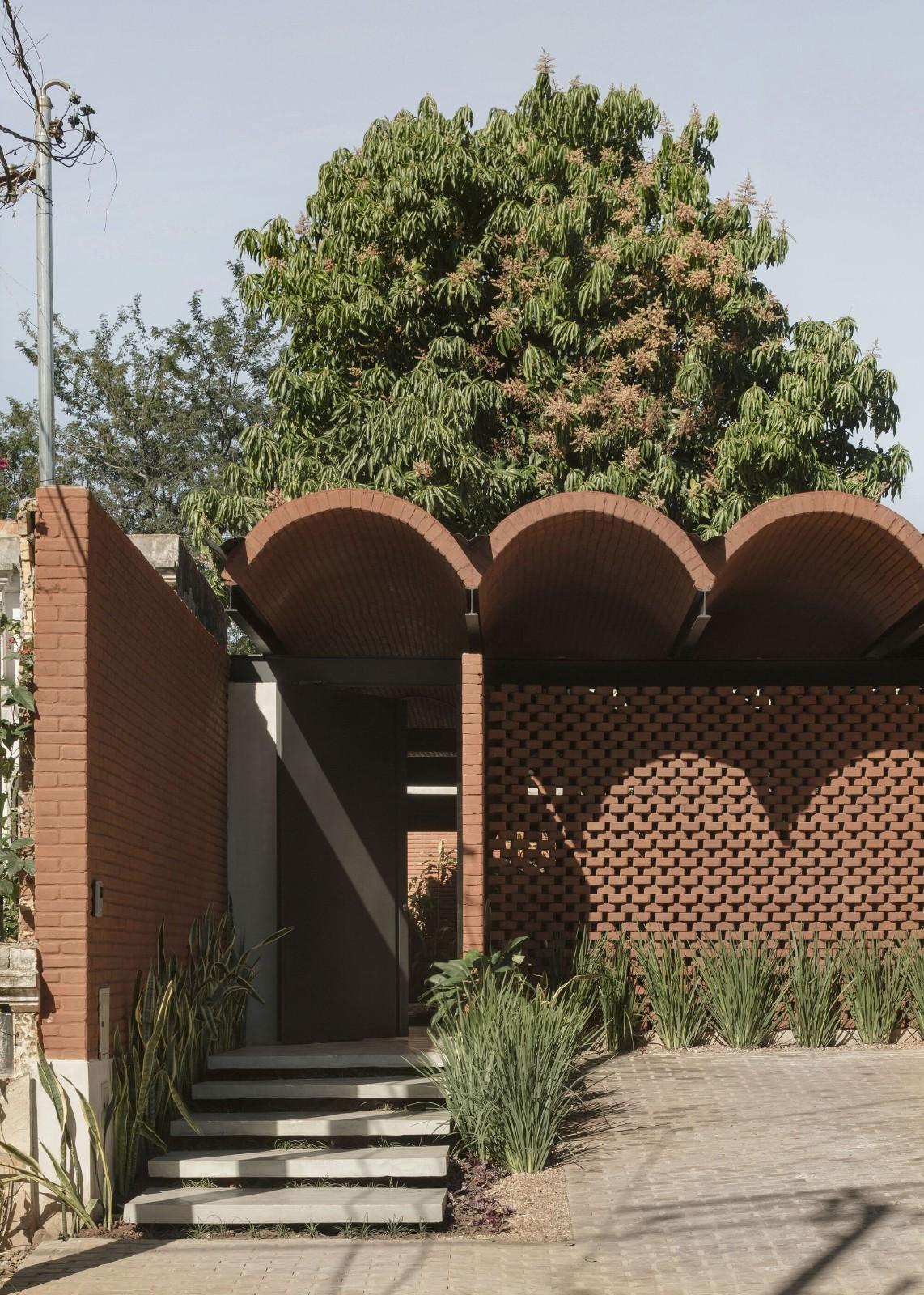 手工压制砖与木材构筑而成的自宅 / Equipo de Arquitectura