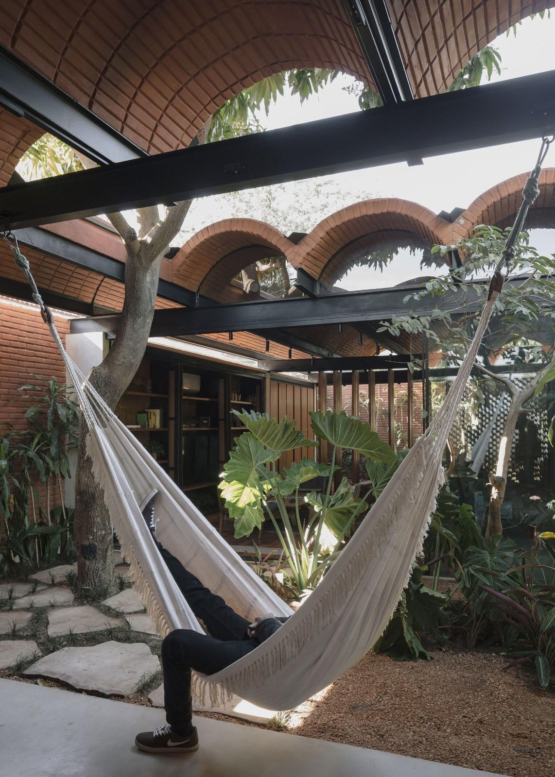 手工压制砖与木材构筑而成的自宅 / Equipo de Arquitectura