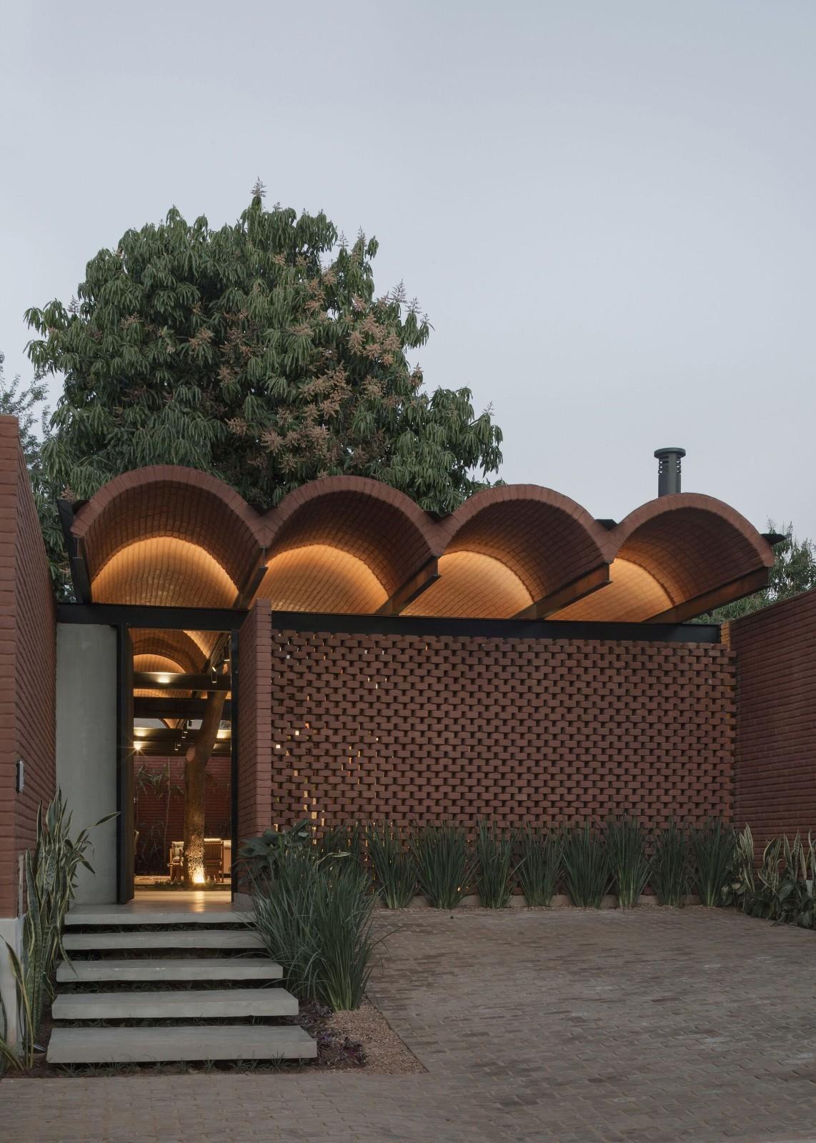 手工压制砖与木材构筑而成的自宅 / Equipo de Arquitectura