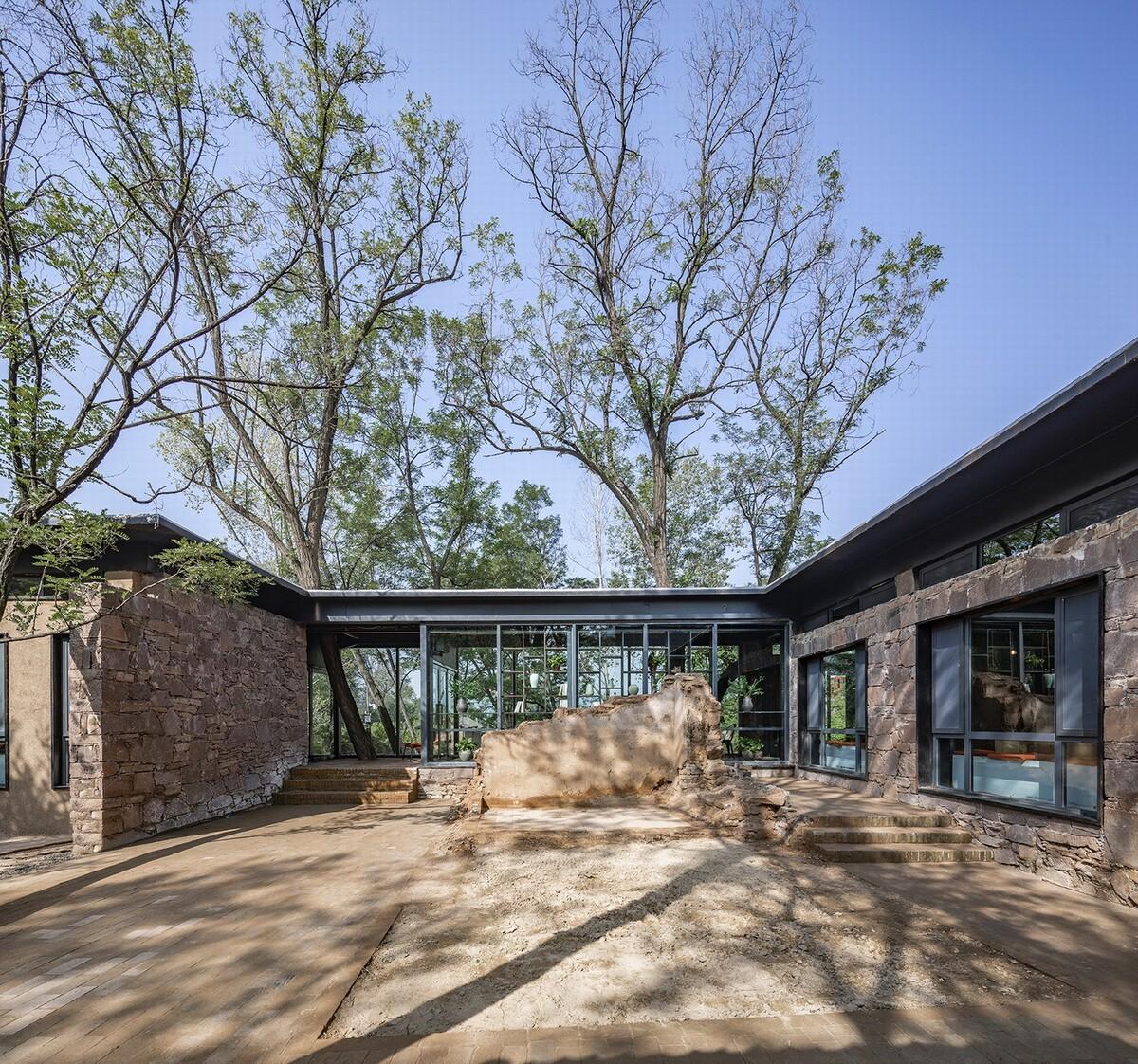 调整大小 13-新建筑围绕老土墙布置 New buildings arranged around the old earth wall.jpg