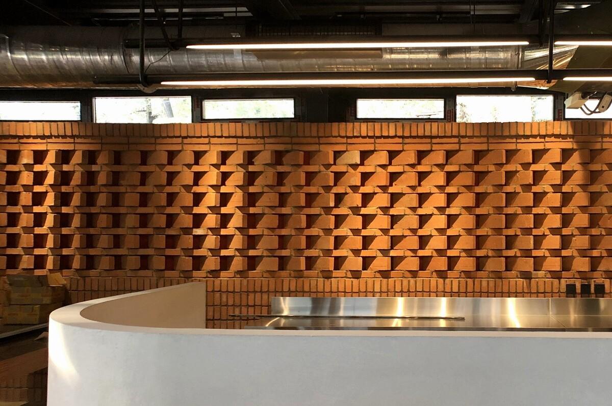 与树和老土墙共生——军械库咖啡 / 三文建筑