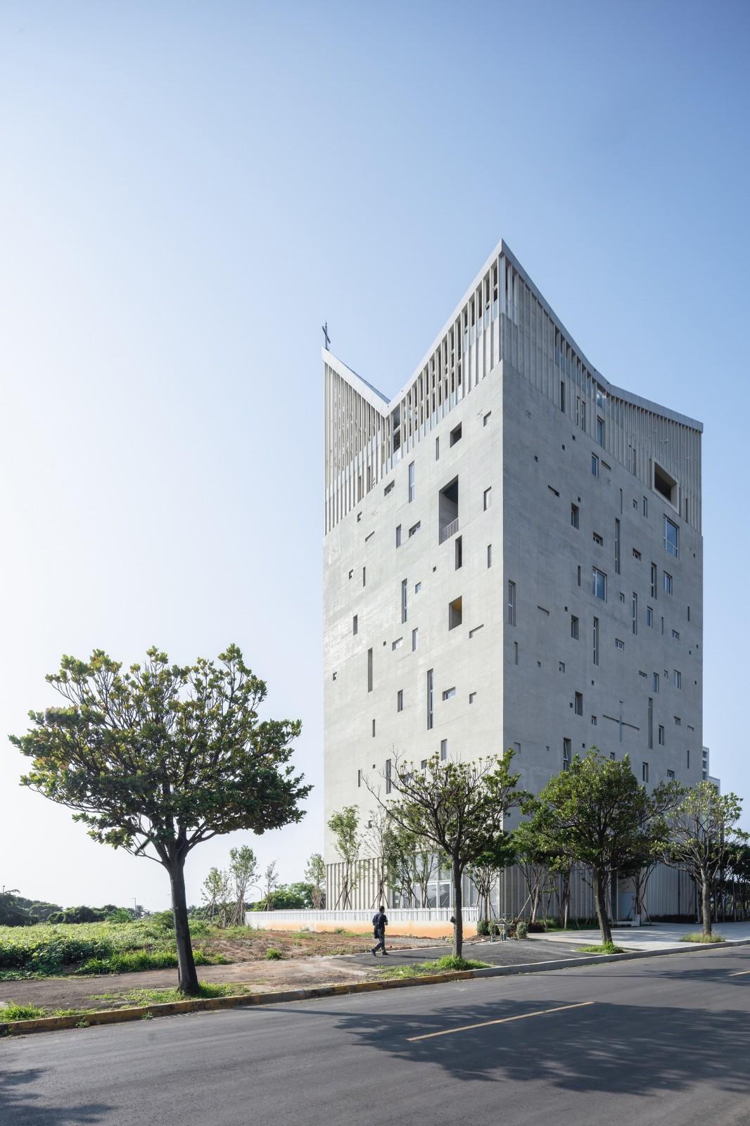 垂直教堂，淡江教堂 / Behet Bondzio Lin Architekten