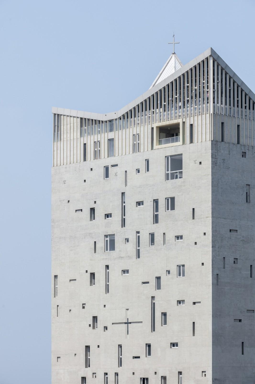 垂直教堂，淡江教堂 / Behet Bondzio Lin Architekten
