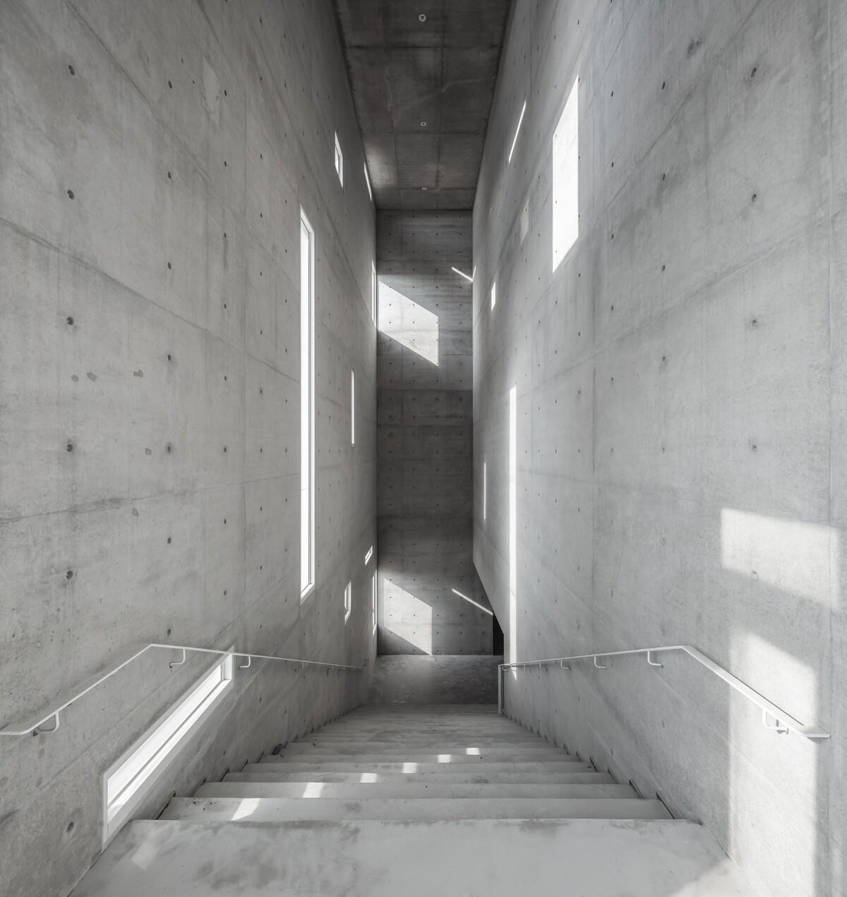 垂直教堂，淡江教堂 / Behet Bondzio Lin Architekten