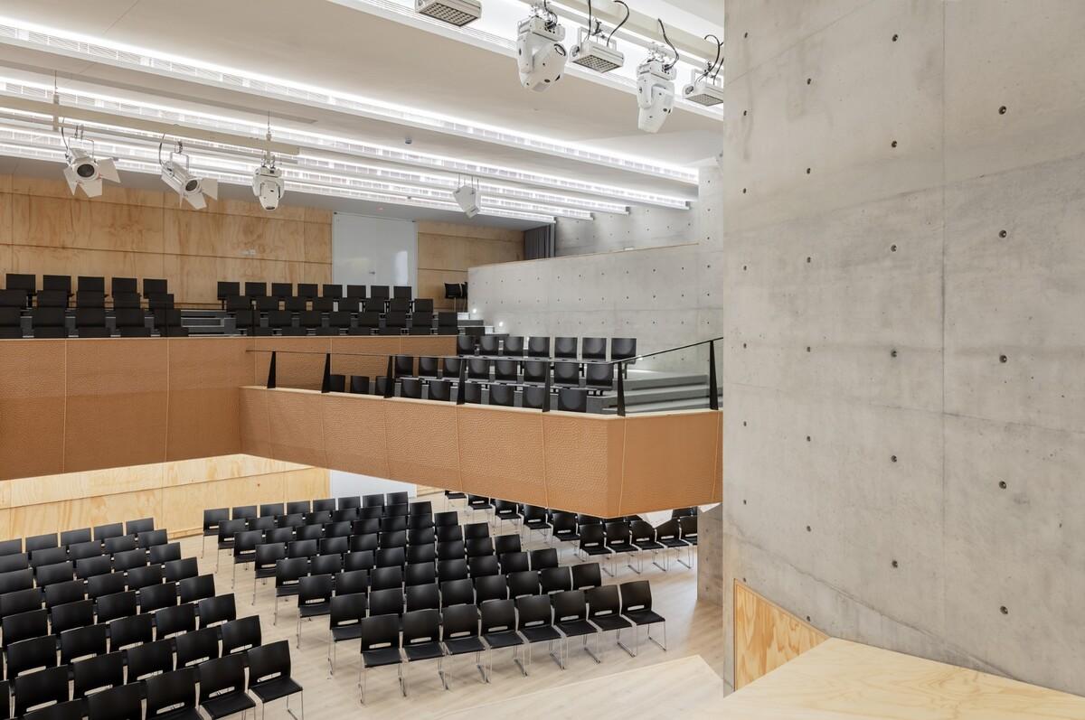 垂直教堂，淡江教堂 / Behet Bondzio Lin Architekten