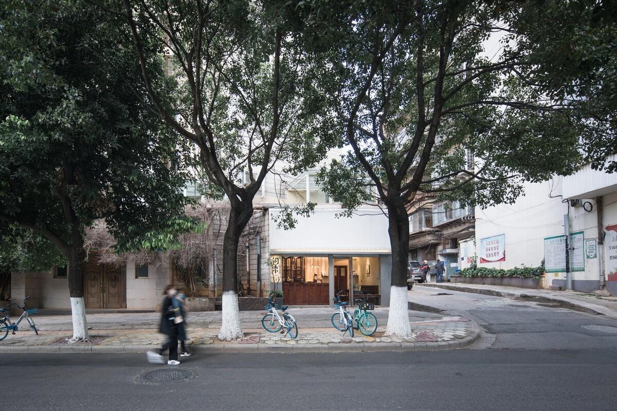 为城市角落留一盏灯 闲来咖啡 / 素造建筑