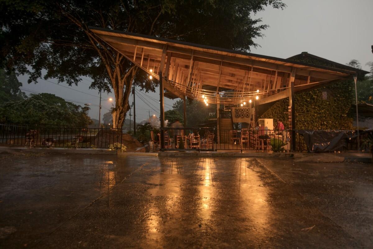 村口榕树下，社区公共空间 Ficus Alto / Natura Futura Arquitectura