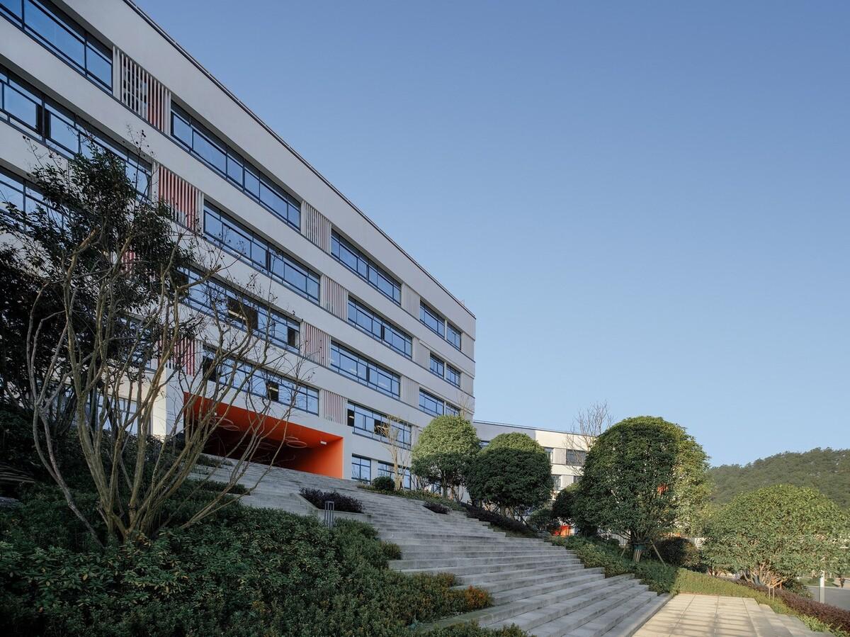 吉首中驰·湘郡礼德学校（一期）/ 象外营造工作室