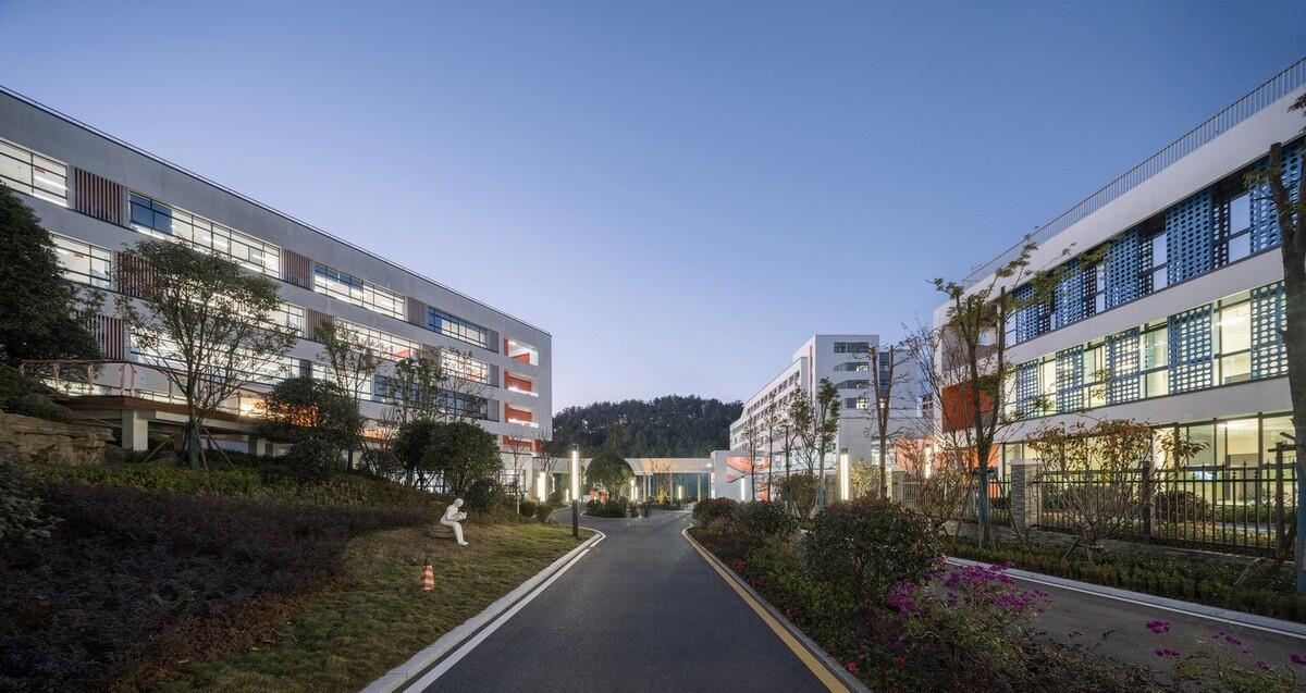 吉首中驰·湘郡礼德学校（一期）/ 象外营造工作室