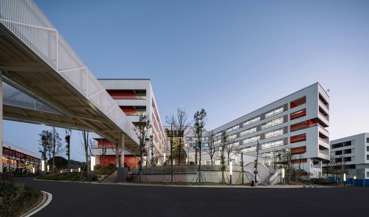 吉首中驰·湘郡礼德学校（一期）/ 象外营造工作室