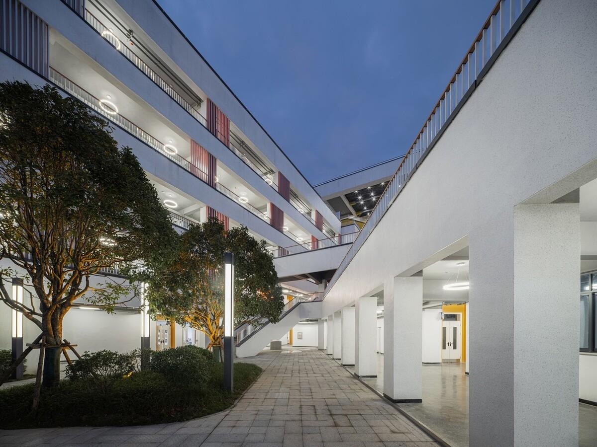 吉首中驰·湘郡礼德学校（一期）/ 象外营造工作室