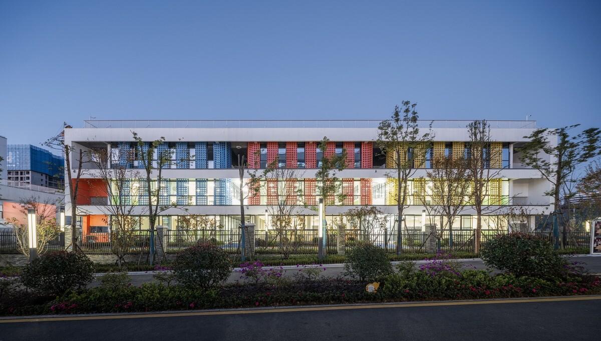 吉首中驰·湘郡礼德学校（一期）/ 象外营造工作室