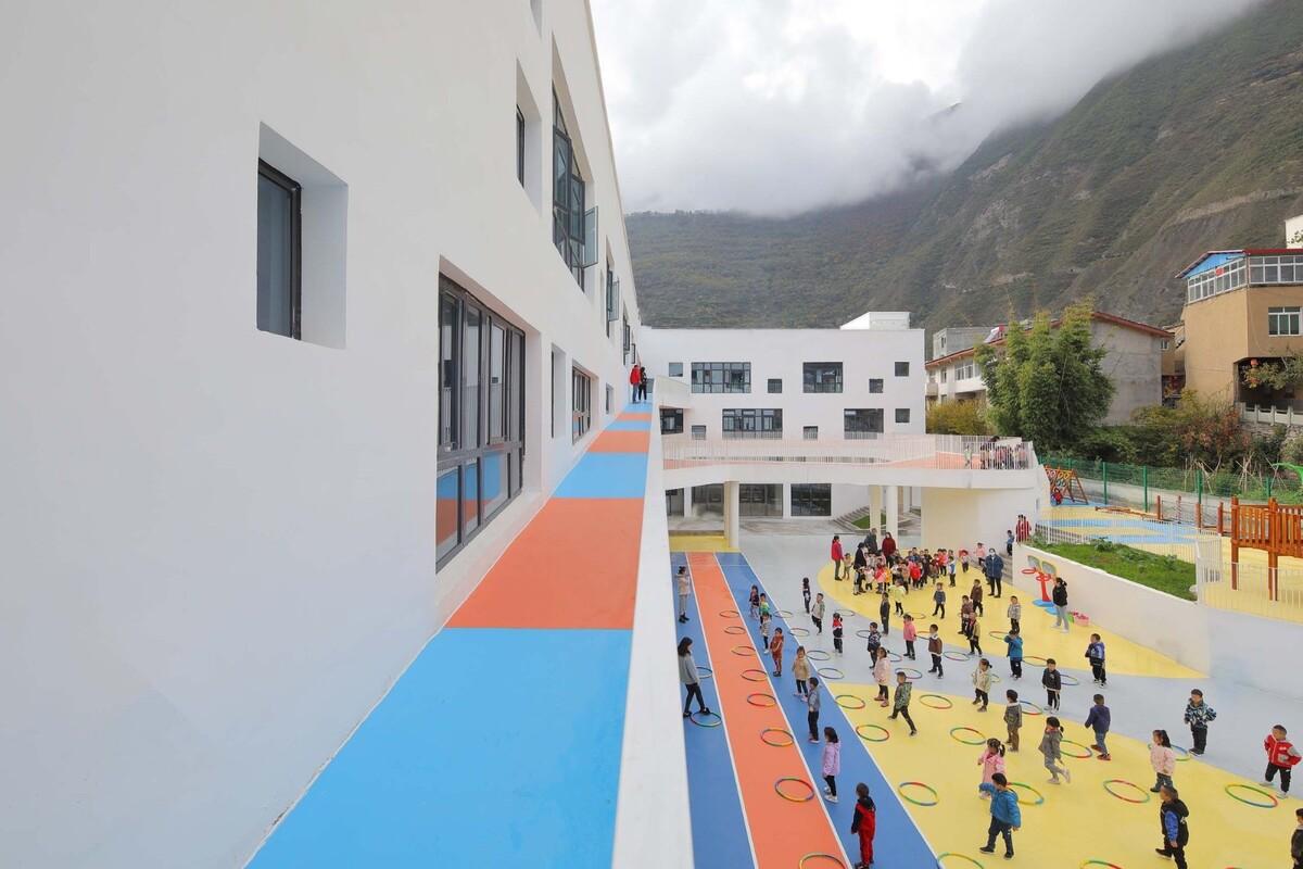 九寨沟县启航幼儿园 / 东意建筑