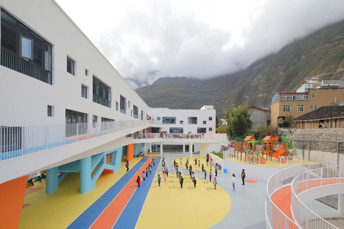九寨沟县启航幼儿园 / 东意建筑