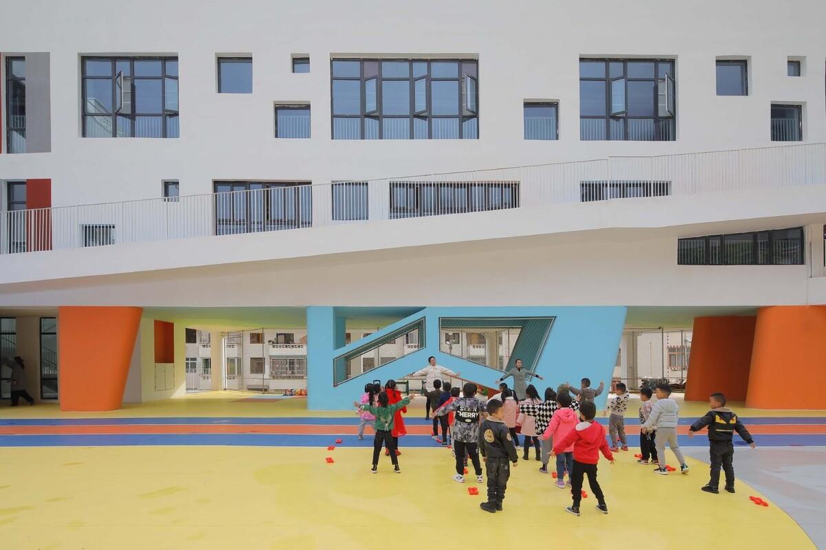 九寨沟县启航幼儿园 / 东意建筑