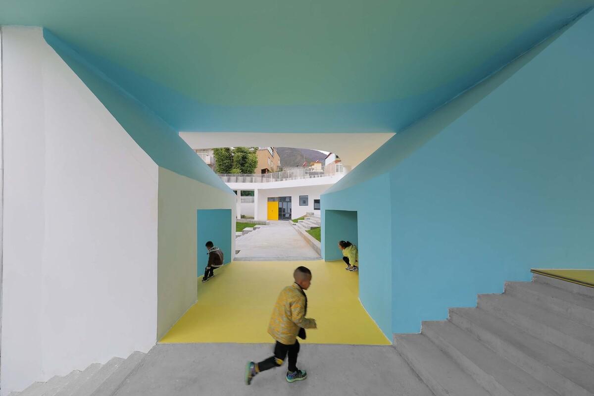 九寨沟县启航幼儿园 / 东意建筑