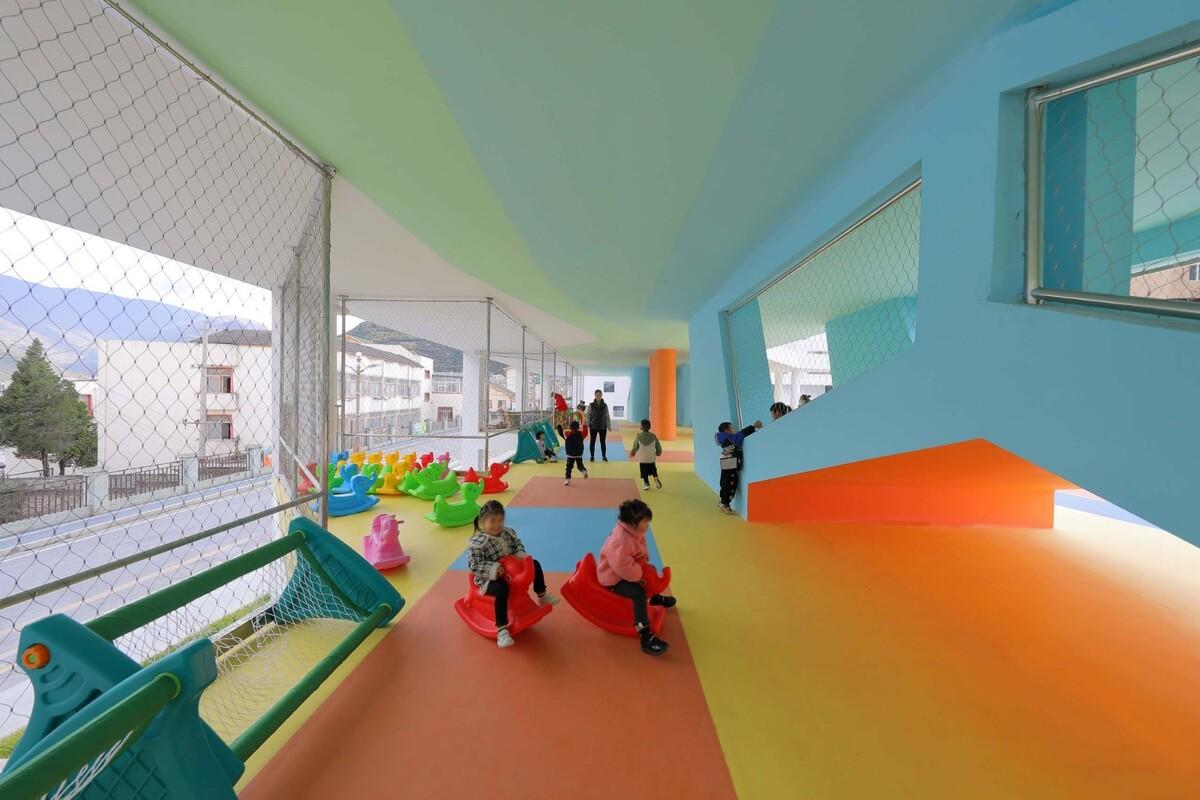 九寨沟县启航幼儿园 / 东意建筑