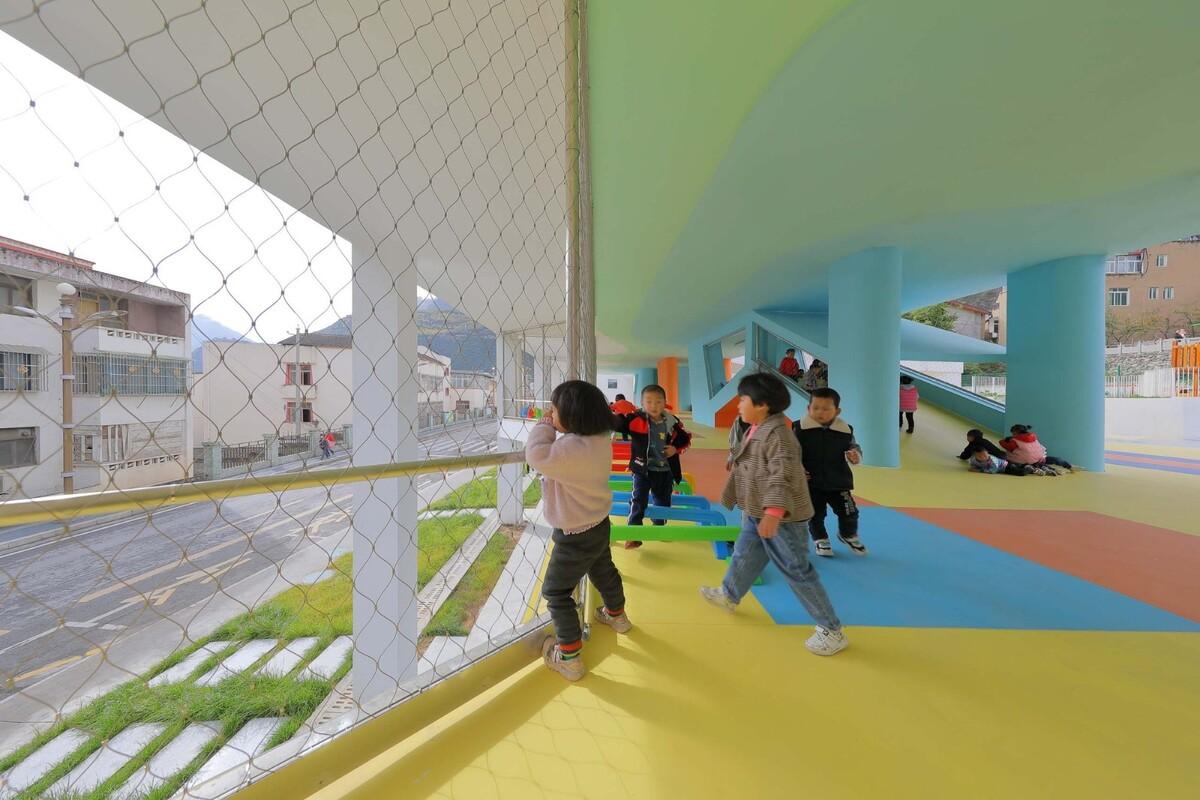 九寨沟县启航幼儿园 / 东意建筑