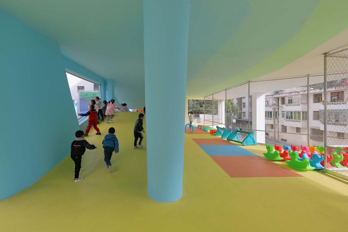 九寨沟县启航幼儿园 / 东意建筑