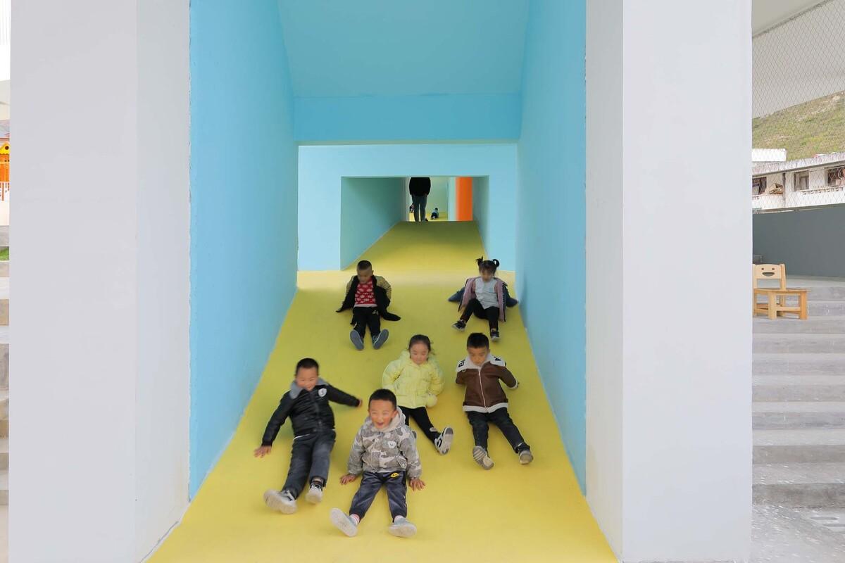 九寨沟县启航幼儿园 / 东意建筑