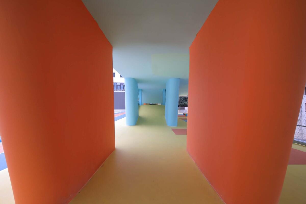 九寨沟县启航幼儿园 / 东意建筑