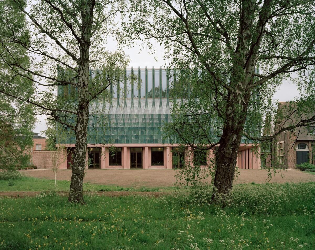 复古绿釉，剑桥大学食堂 / Feilden Fowles
