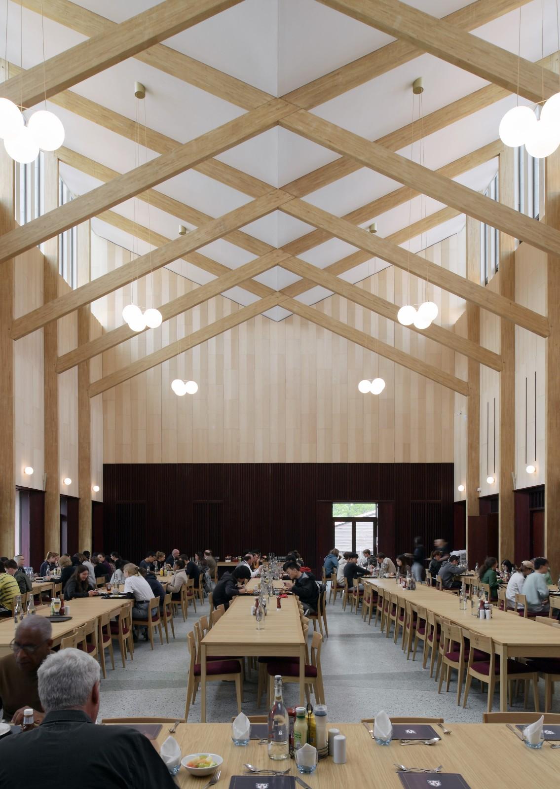 复古绿釉，剑桥大学食堂 / Feilden Fowles