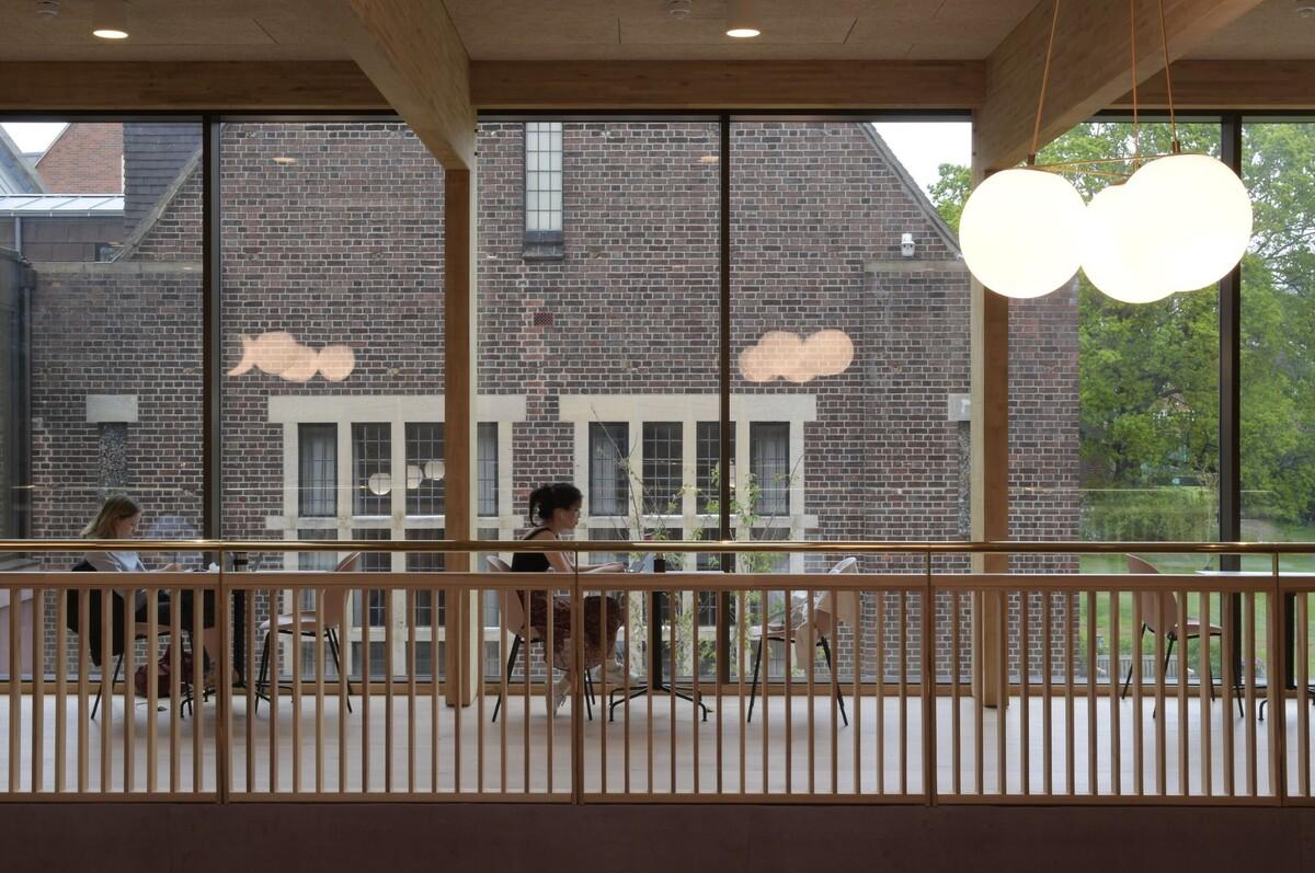 复古绿釉，剑桥大学食堂 / Feilden Fowles