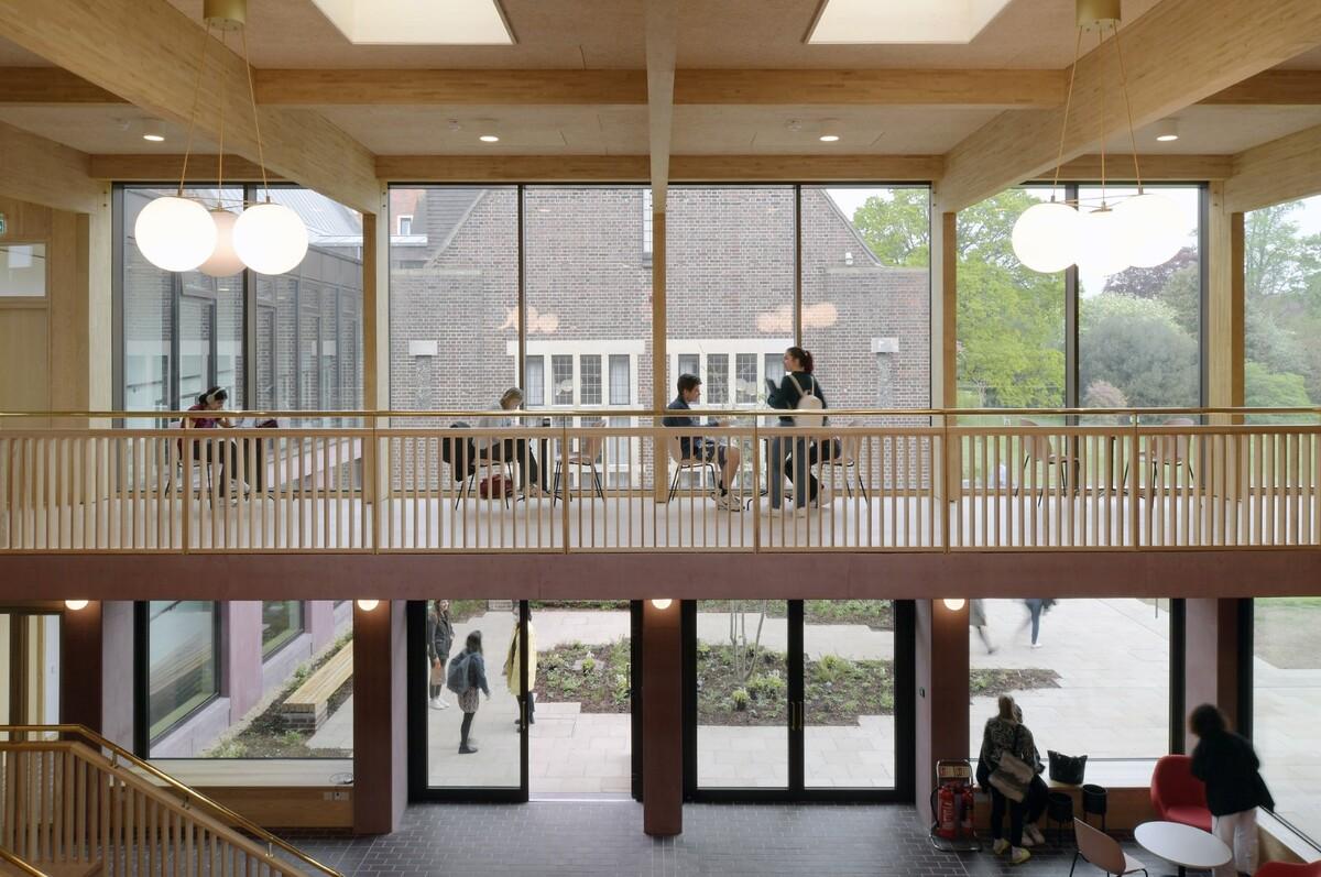 复古绿釉，剑桥大学食堂 / Feilden Fowles