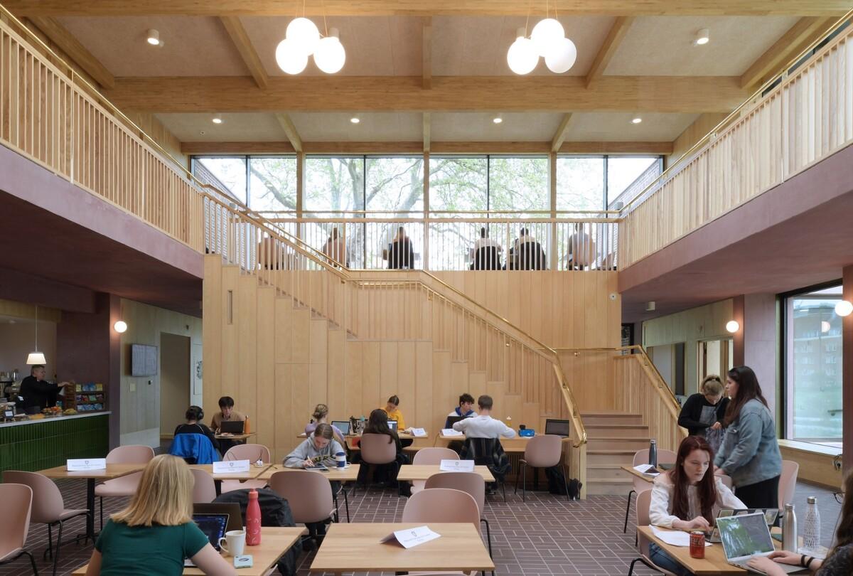复古绿釉，剑桥大学食堂 / Feilden Fowles