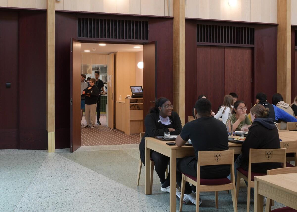 复古绿釉，剑桥大学食堂 / Feilden Fowles