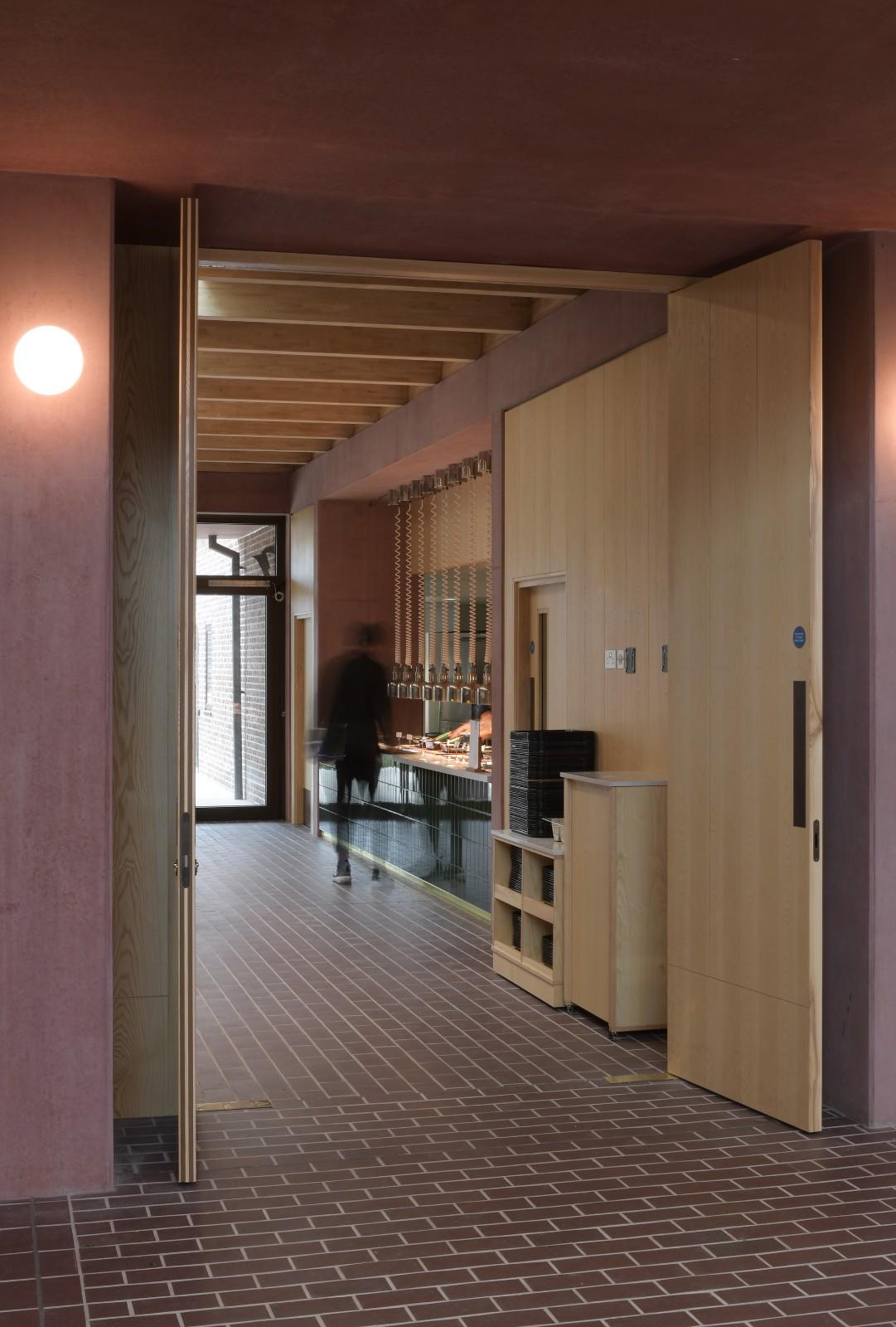 复古绿釉，剑桥大学食堂 / Feilden Fowles
