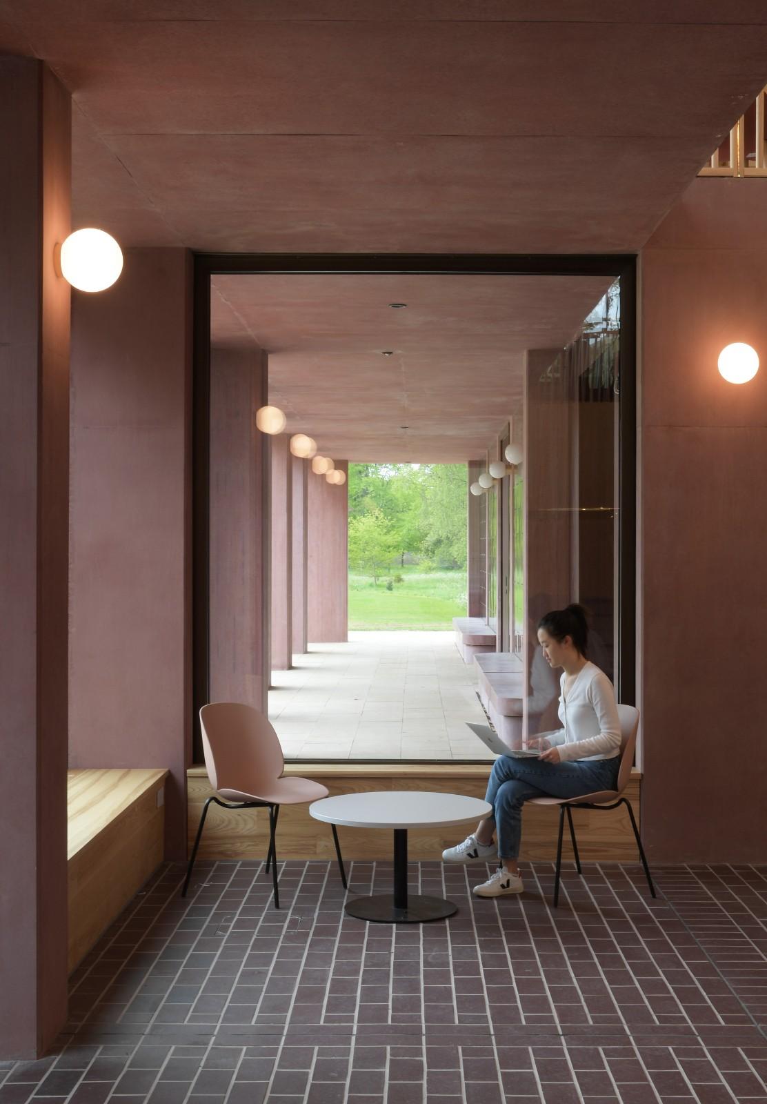 复古绿釉，剑桥大学食堂 / Feilden Fowles