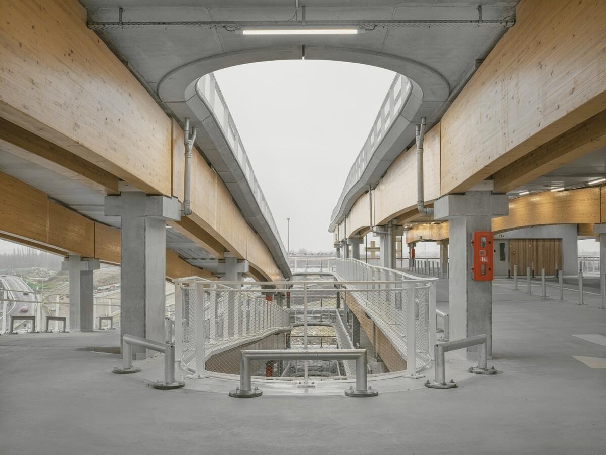 Park+Ride新模式，私人交通+公交交通 / HUB