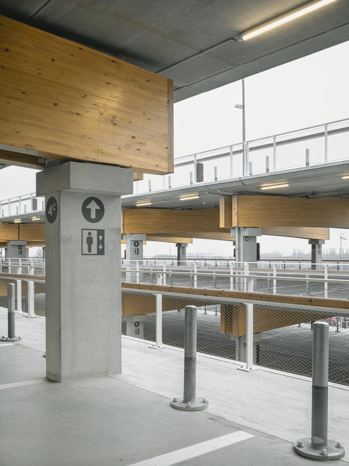 Park+Ride新模式，私人交通+公交交通 / HUB